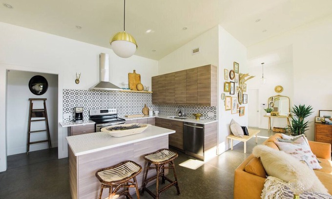 Wellington Maison | The Meadow House PEC: A Modern Oasis surrounded by wineries w/patio & fireplace