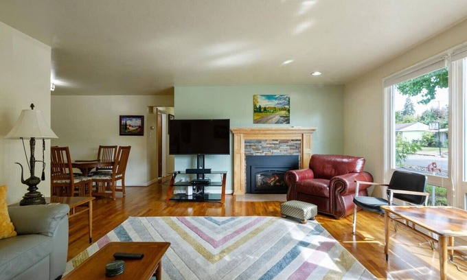 Friendly Maison | The Mellow Yellow: 2.2 mi to UO/ 3.5 mi to Autzen