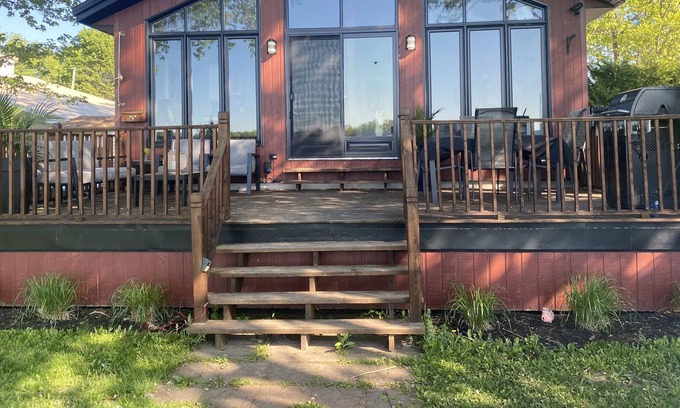 Henryville Cabine | The memory box at the edge of the navigable water