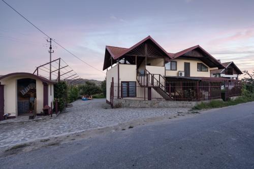 Voinesti Maison | The Merchant Hill