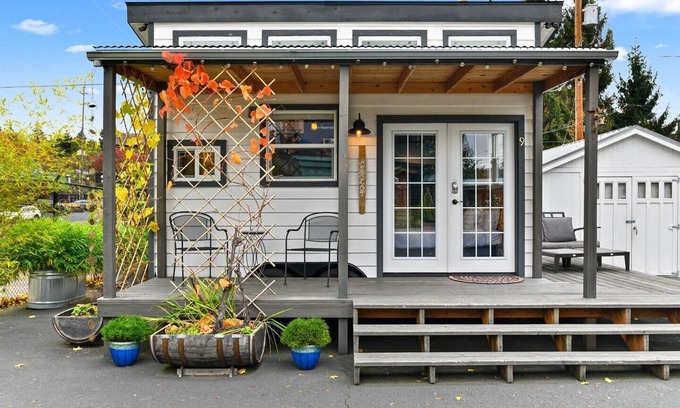Kerns Hôtel | The Merlot - Custom Tiny Home w/ Vineyard Vibe