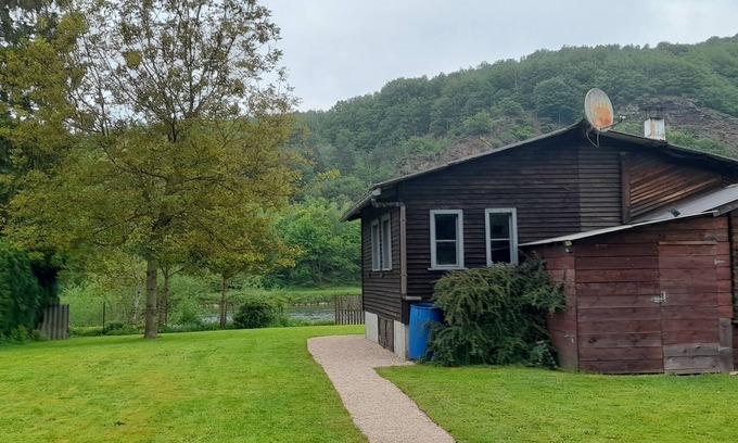 Fepin Chalet De Ski | The Meuse is at the end of the garden