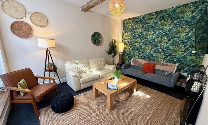 Worcester Maison | The Mews - Worcester City - Gated - Self Check In - WIFI - 2 Doubles - Sleeps 6