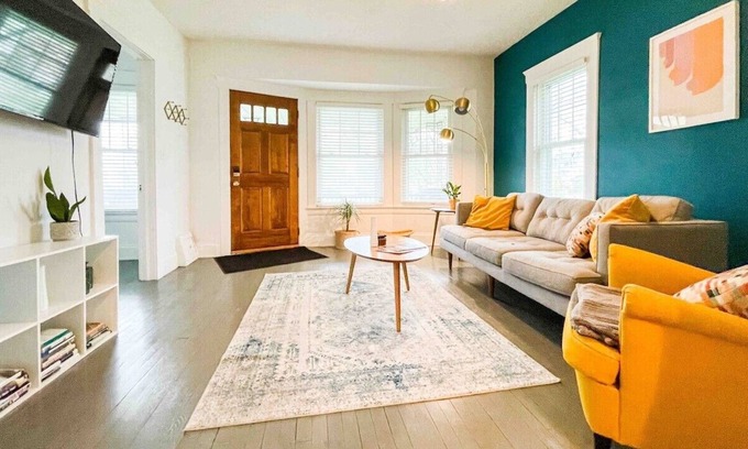 Kamm's Corners Appartement | The MidCentury Modern 5 min to Airport PETS!