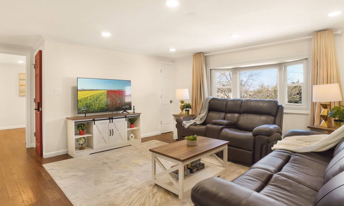 Valley Stream Appartement | The Mod Pad: 15 min from Airport: Free Parking