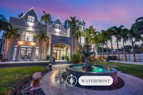 East Fort Lauderdale Maison | The Modern Castle Canal View Access Rooftop Living Greenhouse VlLLAS