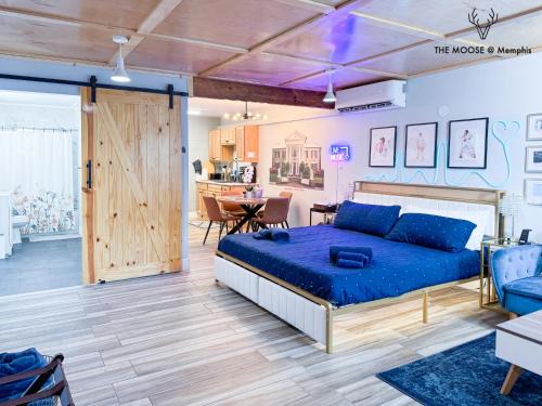 Downtown Memphis Appartement | The Moose #4 - Elvis Presley King Suite with Free Parking and WIFI