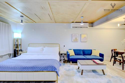 Downtown Memphis Appartement | The Moose #5 - Modern Comfy Studio with King Bed, Free Parking & Fast WiFi