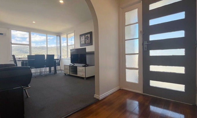 Risdon Vale Maison | The Mountain Riveting House at Risdon vale