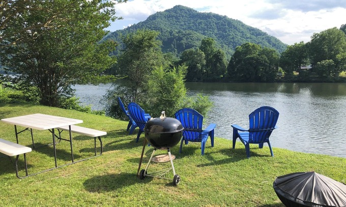 Mount Carbon Appartement | “The Mountain View” is a welcoming apartment with AC in charming Boomer by river
