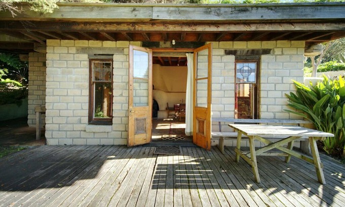 Pigeon Bay Appartement | The Mud House— earth studio in Pigeon Bay with views, wood-fired sauna & bath!