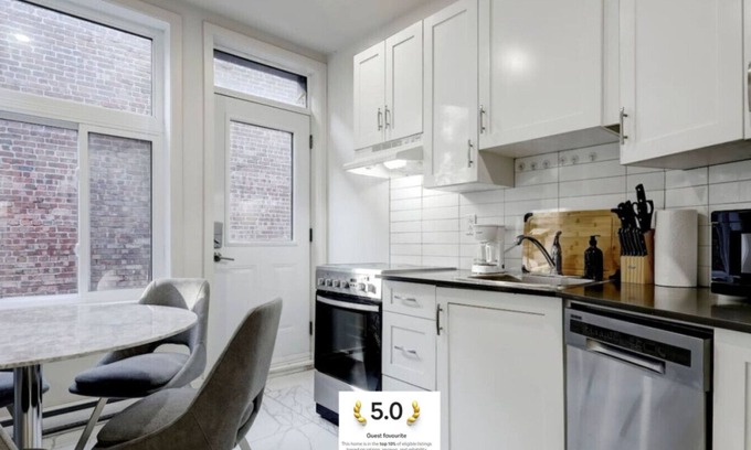 Cote-Des-Neiges—Notre-Dame-De-Grace Appartement | The NDG Charm|A 3BR Hidden Gem ZD7