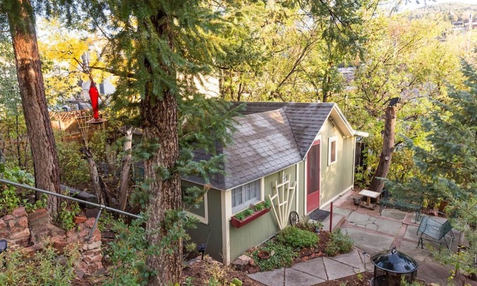 Manitou Springs Maison | Le Nid: un chalet de retraite de jardin confortable au cœur du centre-ville de Manitou Springs