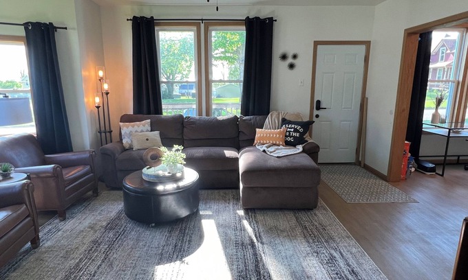Belle Plaine Maison | The Nest is a newly updated home. Close to park and restaurants. Pet friendly!
