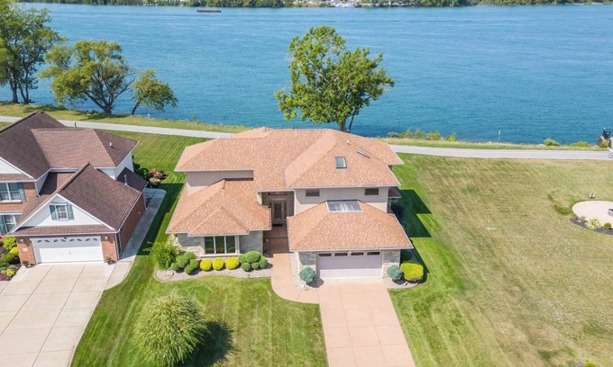 North Tonawanda Maison | Private resort overlooking Niagara River entrance to Erie Canal on Niawanda Park