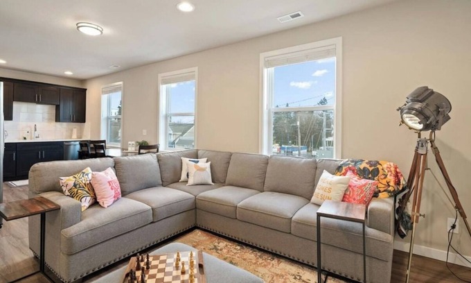 Stadium District Appartement | The Nook - Cozy city living steps from Tacoma’s waterfront, dining, and culture.