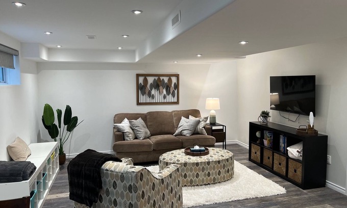 Alliston Maison | The Oake Room - Modern Convenience