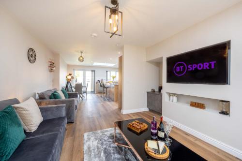 Seisdon Maison | The Oaklands - Luxury spacious 6-bed, near Solihull, Birmingham City, JLR, NEC, Airport, Resorts World, HS2