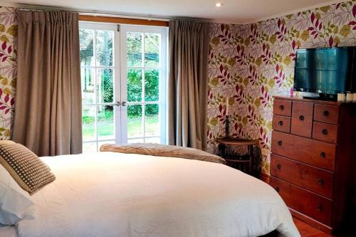 Featherston Maison | The Oaks- a beautifully appointed 1890s villa