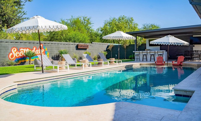 Scottsdale Maison | The Oasis: Luxe Heated Pool | Big Backyard | Outdoor Bar & BBQ for Large Groups