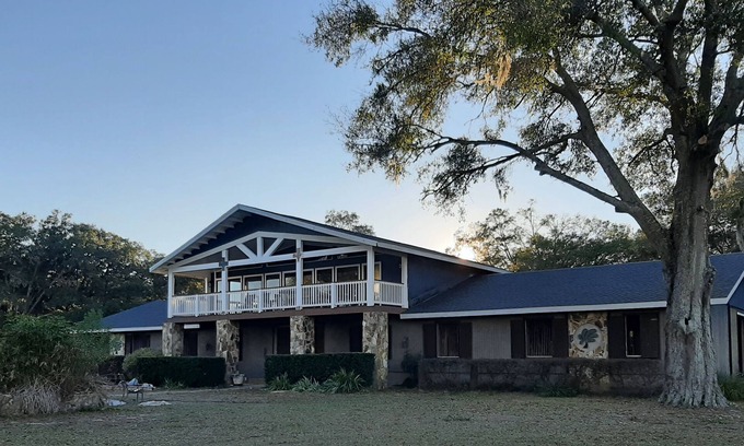 Citra Appartement | The "Observatory". A spacious apartment on a gated horse farm.