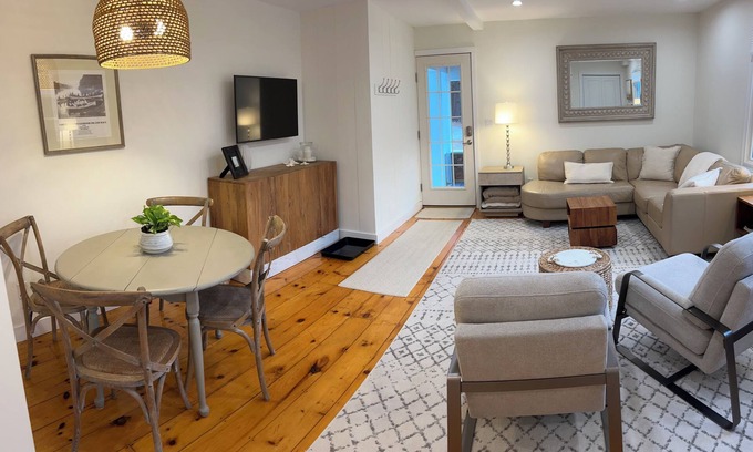 Kittery Point Maison | Peaceful Summer Paradise on Gerrish Island, Kittery Point~Walk to Private Beach!