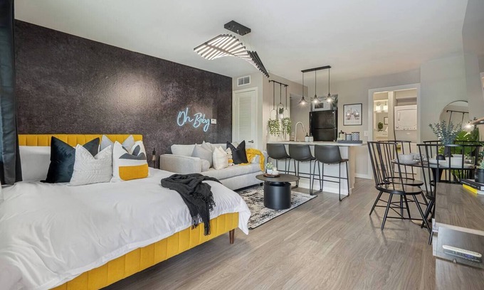 Allandale Appartement | The Ochre | Stylish Social Studio | Sleeps 5