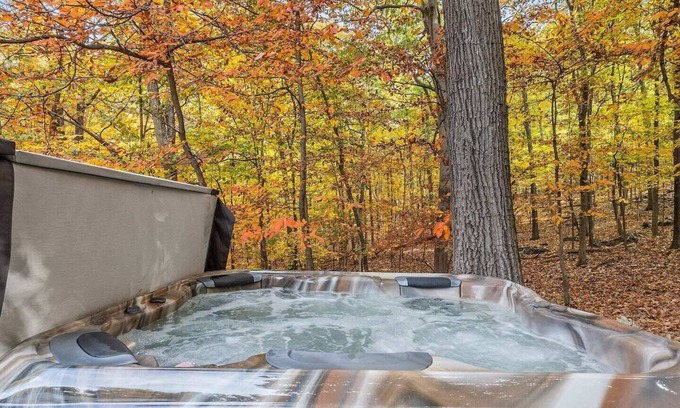 Kabletown Cabine | The Oculus - Huge Cabin with a Hot Tub!