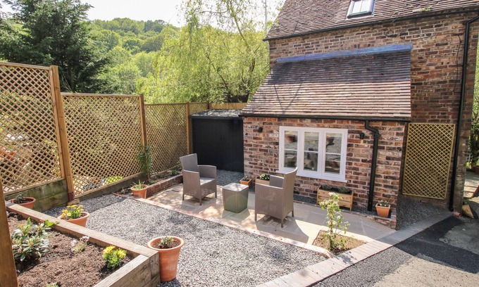 Coalbrookdale Maison | THE OFFICE, romantic, with a garden in Ironbridge