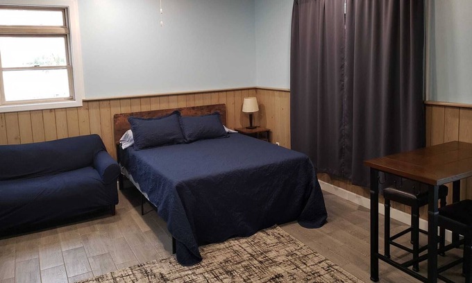 Man O War Cay Appartement | "The Office" Studio - Close to Beach, Dock slip included