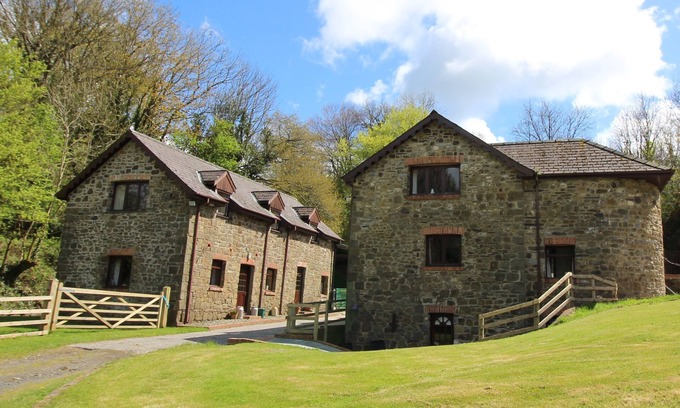 Whitland Cottage | The Old Barn - 4 adultes, 2 enfants (+ 1 bébé.) Entouré de plus de 450 acres de bio loin