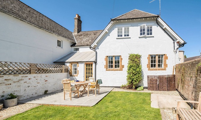 Cerne Abbas Maison | The Old Court House - sleeps 4 guests in 2 bedrooms