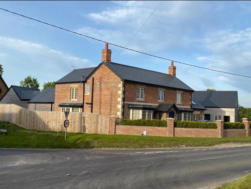 Beechingstoke Lit Et Petit-Déjeuner | The Old Pub - Boutique Private Cellar, Sauna & Gym, King Size Bed, Self Contained Kitchenette including Continental Breakfast, Snacks and Mini Bar