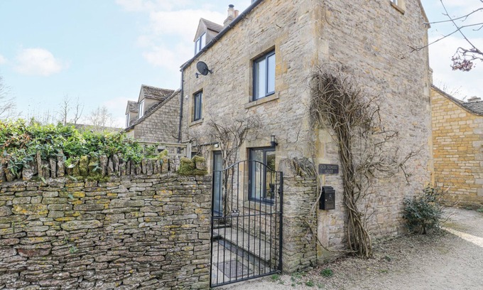 Longborough Maison | THE OLD SCHOOL HOUSE, pet friendly in Stow-On-The-Wold
