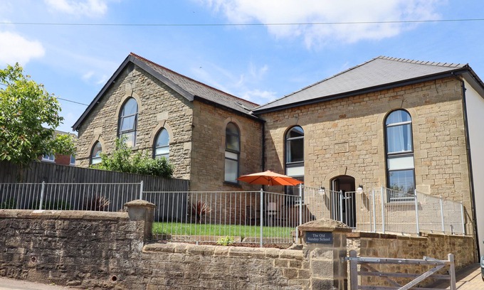 Lydney Cottage | THE OLD SUNDAY SCHOOL, family friendly, with a garden in Bream