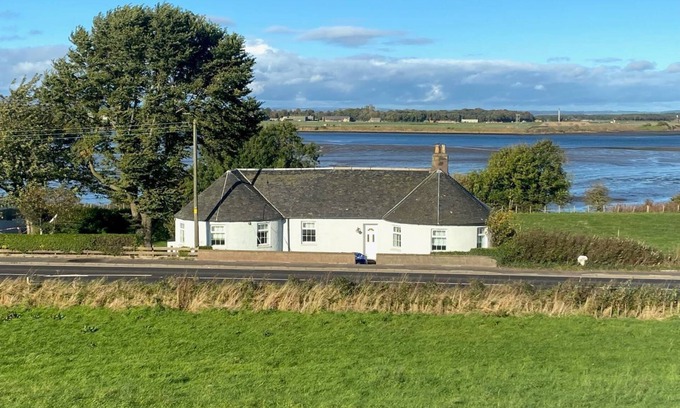 Kincaple Maison | The Old Toll House - a house that sleeps 8 guests in 3 bedrooms - Retreat Group