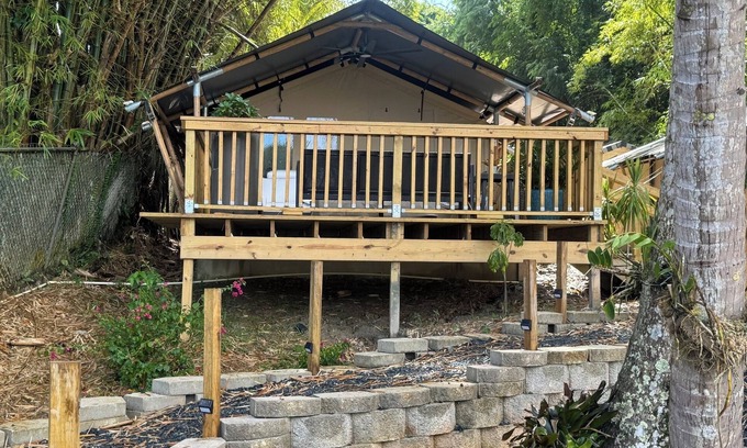 Pueblo Lit Et Petit-Déjeuner | The ONLY glamping site in the New Millennium Forest in San Juan, PR