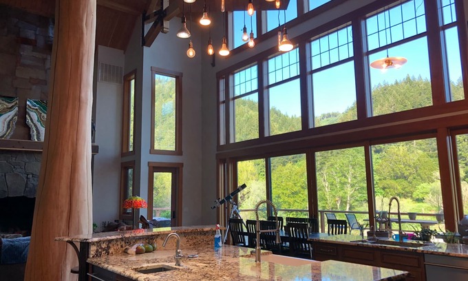 Port Orford Maison | THE ONLY LUXURY RIVER FRONT PROPERTY ON THE ELK RIVER. 10 min to beach & town!