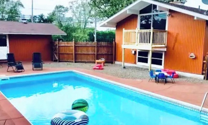Eden Maison | The Orange House with heated pool, Sleeps 8
