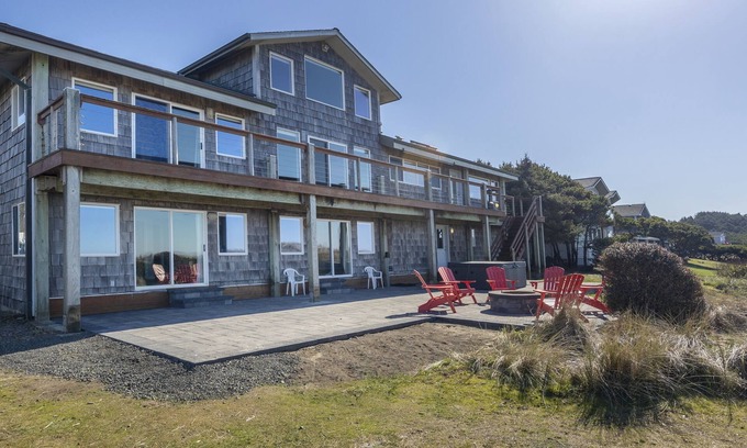 Waldport Maison | Frente al mar, acceso privado a la playa, jacuzzi, WIFI, fogata, sala de juegos, cine en casa