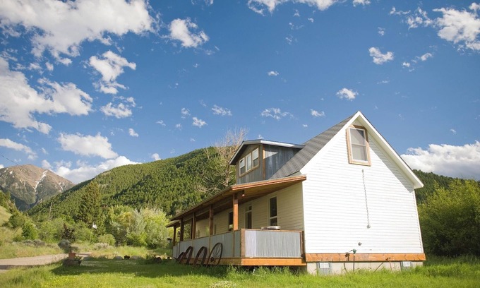 Pray Cabine | Les journaux originaux sur les murs intérieurs en font un Cozy Getaway Montana.