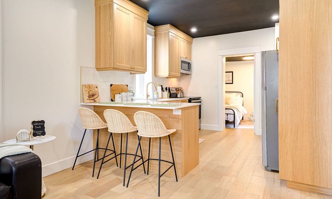 Kitchener Appartement | The Otis 𓅬 on Victoria Park | 2 Bed 1 Bath | Main Floor Suite