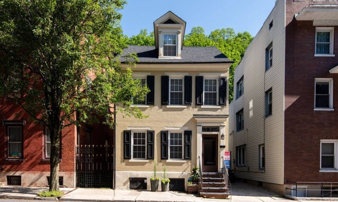 Jim Thorpe Maison | The Owl House on Broadway (3 Bed / 3.5 Baths)
