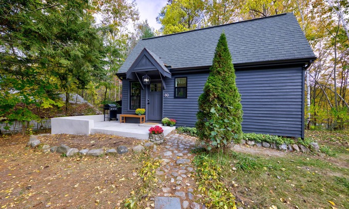 Lake Luzerne-Hadley Maison | The Owl's Nest Tiny Home - Pet Friendly