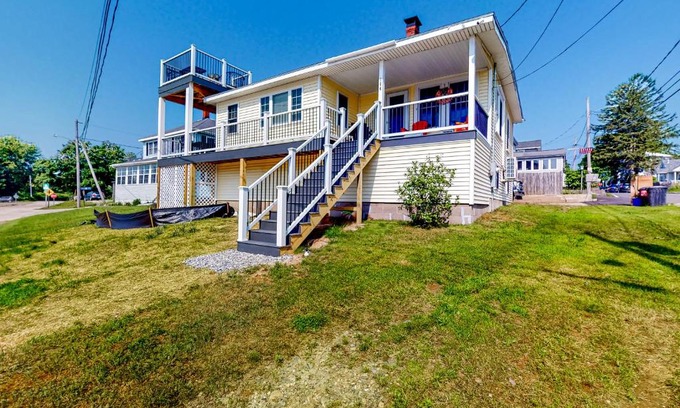 Old Orchard Beach Maison | The Owl's Nest