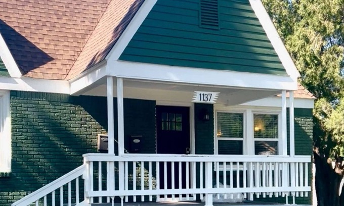 Helm Farm Maison | The Oxford Tolkien Uptown OKC - Beautiful Home and Updated Kitchen