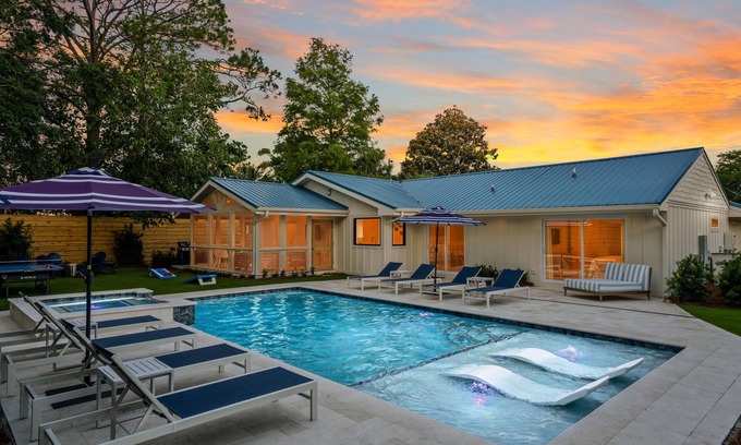 East Beach Maison | The Oyster - East Beach-Saltwater Pool, Hot Tub, Fire Pit, Ping Pong & Corn Hole