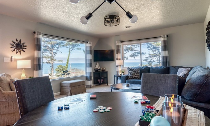 Lincoln City Maison | The Pacific Lookout Sleeps 6, Hot Tub, Pet Friendly, Ocean View, EV Charger