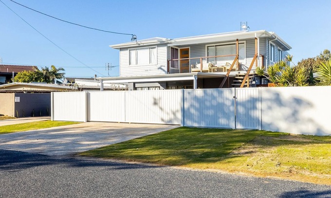 Anna Bay Maison | The Pacific Pearl,16 Pacific Avenue, Anna Bay - pet friendly, air con