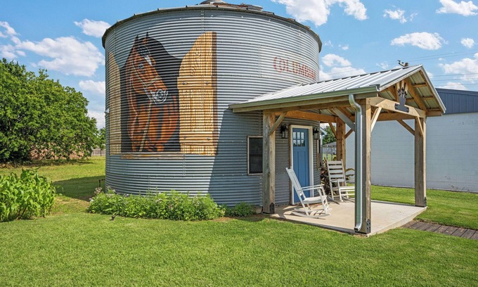 Elgin Maison | The Painted Silos - The Horse Bin. Elgin, Ft Sill and Lawton areas.